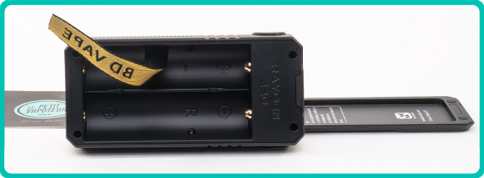 Logement des accus de la Box Rayden 220 Full Black BD Vape